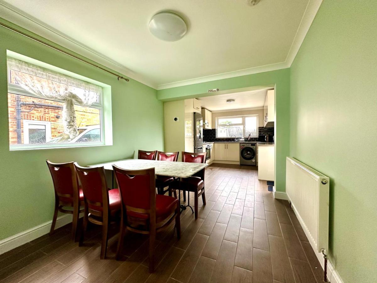 Spacious 3 Double Bedroomed House In Bicester Exterior photo
